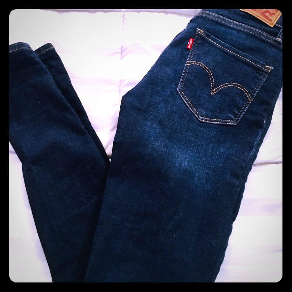 Lovely leggy Levi jeans!